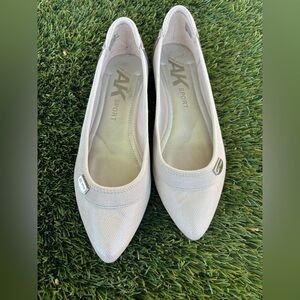 Anne Klein Cream Minimalist Flats 9M